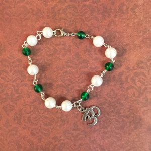 Om Bracelet | Meditation Bracelet | AUM Jewelry | Beaded Bracelet | White Green Bracelet | Self-Healing Bracelet | Spirituality Gift | OM