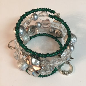 Sonne und Mond Charm-Armband | Himmlische Schmuck | Grün geschichtet Armband | Stapelbare Armband |