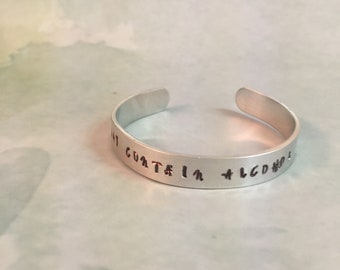 Grappig cadeau | Hand gestempeld armband | "Kan bevatten Alcohol" armband | Stapelbare armband | Manchet armband | Manchet metaal | Gestempeld manchet | Grappige