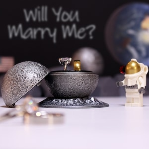 Full Moon Proposal Ring Box - Cool Silver Moon Ring Bearer Box for Nerdy Engagement or Wedding - Geek Moon Jewelry Case for a Nerd Marriage