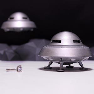 ヴィンテージUFOリングボックス - レトロな婚約指輪、空飛ぶ円盤のプロポーズ