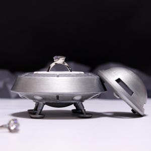 Caja vintage para anillos con forma de ovni: regalo de compromiso de mediados de siglo.