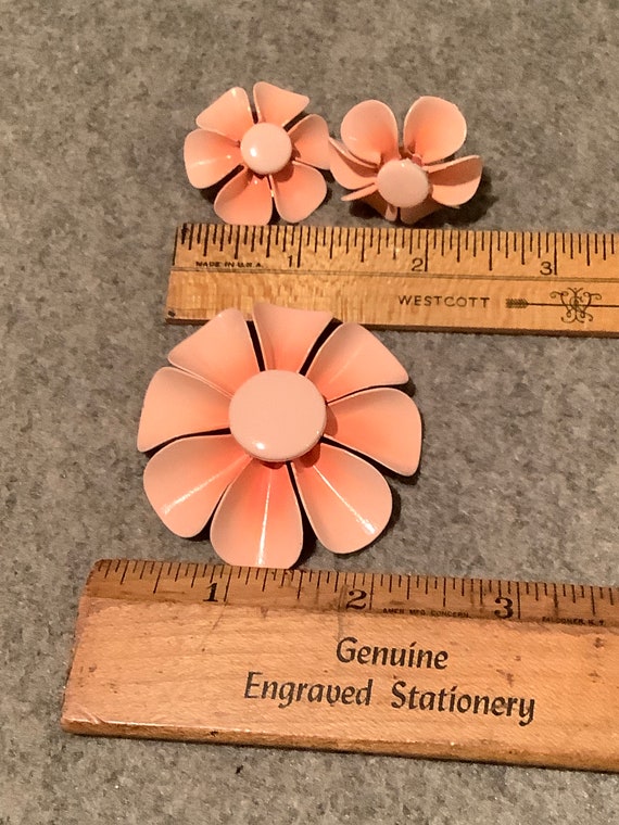 Vintage ‘60s Peach Flower Clip-on Earring and Bro… - image 6