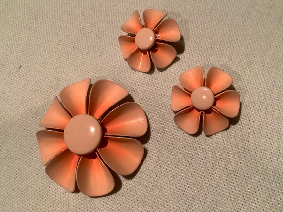 Vintage ‘60s Peach Flower Clip-on Earring and Bro… - image 1