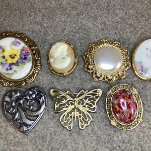Eine Vielzahl von Victorian Revival Broschen
