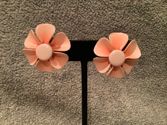 Vintage ‘60s Peach Flower Clip-on Earring and Bro… - image 3