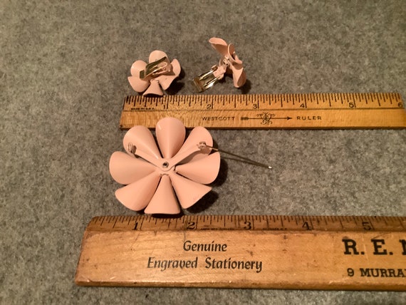 Vintage ‘60s Peach Flower Clip-on Earring and Bro… - image 7