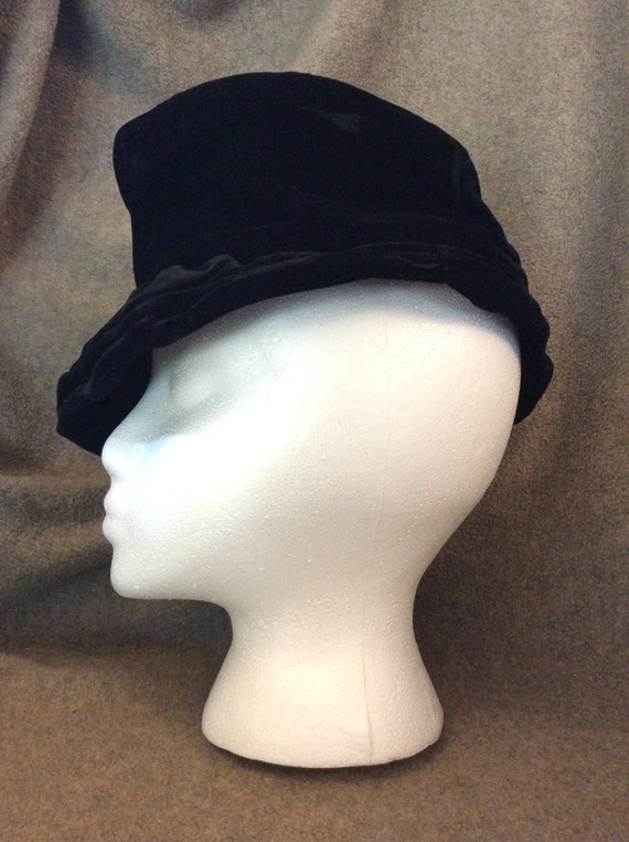 1940's Evelyn Varon Black Velvet Hat with Gold an… - image 4