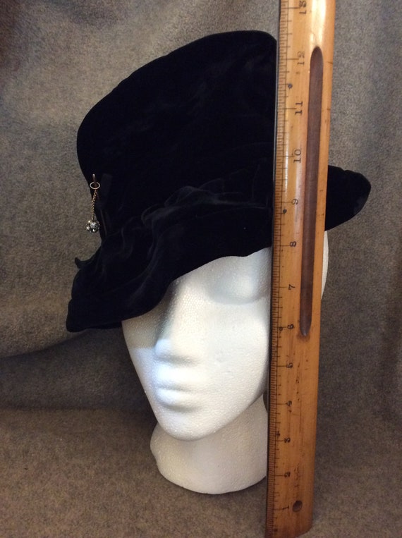 1940's Evelyn Varon Black Velvet Hat with Gold an… - image 10