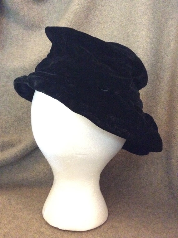 1940's Evelyn Varon Black Velvet Hat with Gold an… - image 5