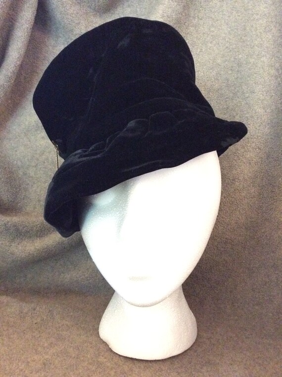 1940's Evelyn Varon Black Velvet Hat with Gold an… - image 3