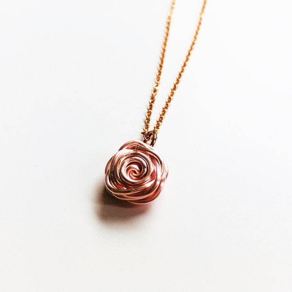 Rose Halskette, Rose Gold Halskette, Blumen Halskette, femininer Rose Anhänger, Rose förmige Halskette, Jahrestagsgeschenk für sie, Brautjungfer Geschenk