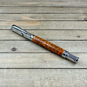 Custom Cast Orange Harz und Pinecone Magnetverschluss Füllfederhalter in Chrom. Feinspitze Stahlfeder Füllfederhalter, helloranges Harz