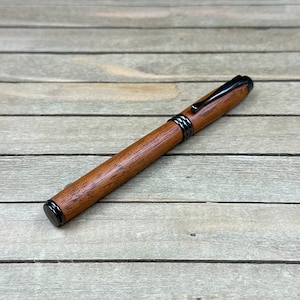 Inleidende rollerbalpen van exotisch sapele hardhout en brons, handgemaakte donkerhouten pen