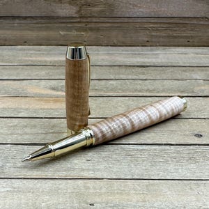 Gekrulde esdoorn, hardhout en goud, inleidende rollerbalpen, handgemaakte lichthouten pen, houtnerfpen