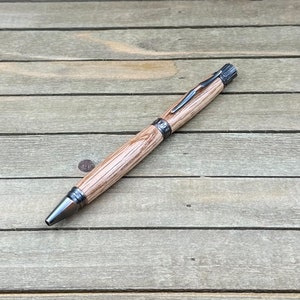Bolígrafo de madera hecho a mano inspirado en el tiro con arco, regalo único para entusiastas del arco, regalo de tiro con arco y caza con arco en roble rojo