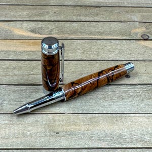 Stylo à bille roulante fabriqué à la main exotique en noyer anglais, grain de bois, finition chromée, pointe fine ou moyenne au choix