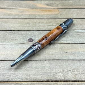Penna da scrittura artigianale in legno di ciliegio della Virginia. Elegante penna a sfera twist con refill Parker, ideale per tenere un diario.