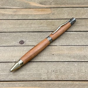 Caneta de madeira inspirada no arco e flecha feita à mão, presente exclusivo para entusiastas do arco e flecha, presente de arco e flecha e caça com arco em cerejeira americana e latão antigo