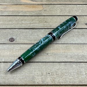 Handgefertigter Schreibfederhalter aus grünem und silbernem Acryl mit verchromten Metallteilen. Eleganter Kugelschreiber Drehkugelschreiber mit Parker Mine ideal für Journaling