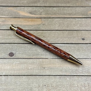 Stylo en bois en bois de faisan exotique, Stylo sur mesure style clic long sur matériel doré, Stylo clic doré avec grain de bois