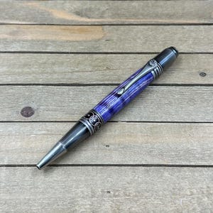 Penna da scrittura artigianale in legno di acero riccio tinto viola reale. Elegante penna a sfera twist con ricarica Parker, ideale per diario di journaling