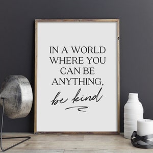 Impresión de "En un mundo donde puedes ser lo que quieras", póster tipográfico, arte de pared para dormitorio, arte imprimible con cita inspiradora, descarga instantánea