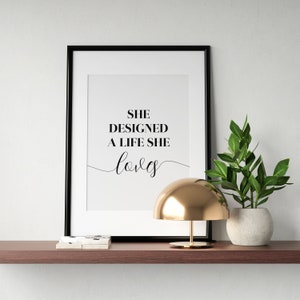 She Designed A Life She Loves druckbare Kunst, Schlafzimmer Poster, feminine Wandkunst, inspirierender Druck, Home Office Decor, INSTANT DOWNLOAD