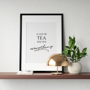 Impresión "Una taza de té lo soluciona todo", póster de cocina, arte mural para amantes del té, letrero tipográfico imprimible, cita sobre el té, decoración del hogar (descarga instantánea)