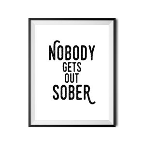 Targa Metallica Decorativa Da Parete "Nobody Gets Out Sober" Per Man Cave, 27x18 Cm