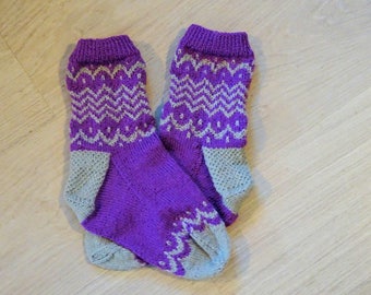 Ladies purple and grey patterned socks