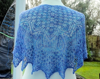 Magnifique châle semi-circulaire en dentelle de soie tricoté à la main en bleu bleuet