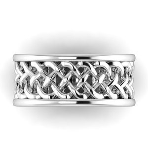 以下が含まれることがあります： 幅広で複雑なケルト結び目のデザインが施されたシルバーのバンドリングです。