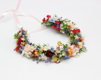 Heldere kleurrijke wilde bloemen bloemenkroon: krans bruidshaar, hoofdband bloemen