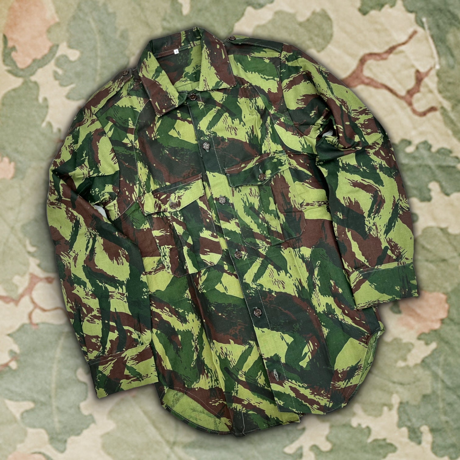 Badge for Sale avec l'œuvre « Camouflage lézard » de l'artiste Mercatus