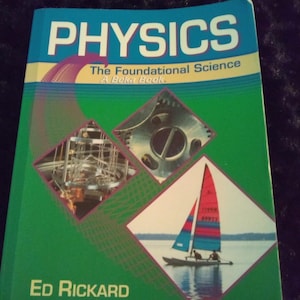 Puede incluir: Un libro de texto verde y azul titulado "Física: La ciencia fundamental, Un libro Beka" por Ed Rickard. La portada presenta imágenes de engranajes, un velero y un aparato científico.