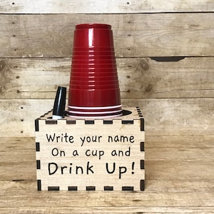 Tassenhalter, rote Holztasse, personalisierte Tassenhalter, Partytassendekor, schreiben Sie Ihren Namensmarker, Hochzeitstasse, Babypartydekor, Büroparty