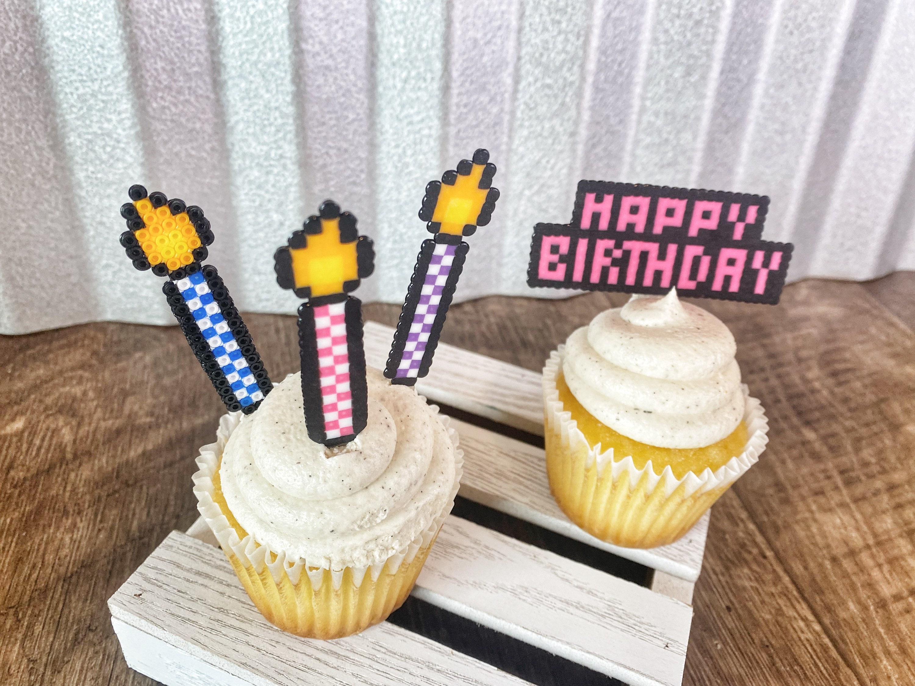Cupcake con vela de cumpleaños de un año de edad: fotografía de stock ©  kozzi2 #19440041