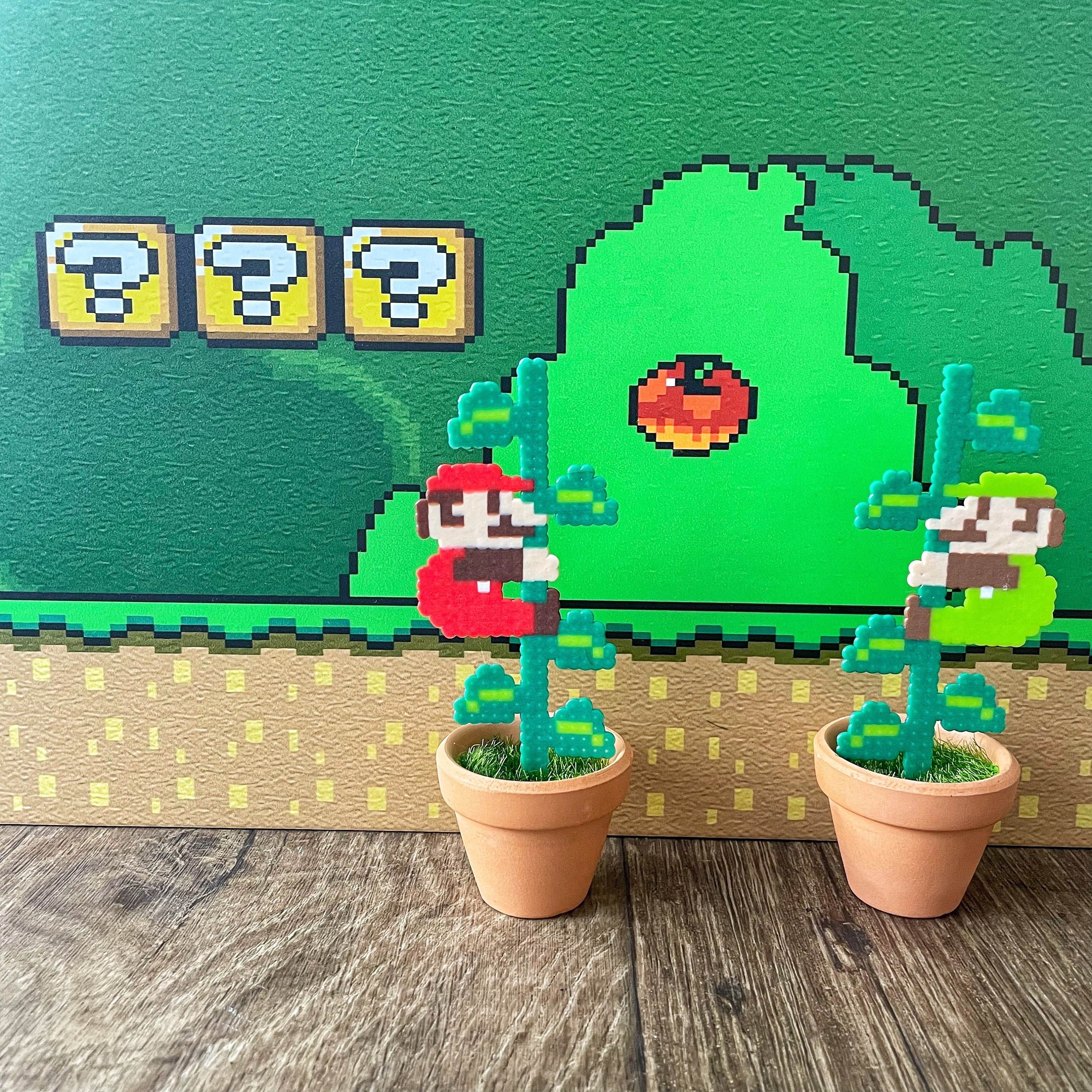 レトロなマリオとルイージの植物と草 | ビデオゲームの装飾 | デスクの