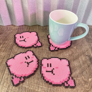 Kirby Pixel Art onderzetters set van 4 | Roze Nintendo Kirby Pixel-onderzetters | Kirby minnaar cadeau | Onderzetterset met kurkrug | Videogame kamer decor