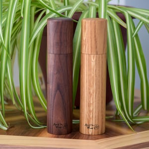 Pepper mill, salt and spices - Ceramic grinder - Walnut and oak - Kitchen gift