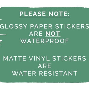 Pu&ograve; includere: Un rettangolo verde con angoli arrotondati e testo bianco che dice "PLEASE NOTE: GLOSSY PAPER STICKERS ARE NOT WATERPROOF MATTE VINYL STICKERS ARE WATER RESISTANT"