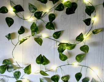 Ivy leaf garland string lights, Pothos fairy lights, evergreen philodendron bunting. Cottagecore Christmas decoration. Holiday decor