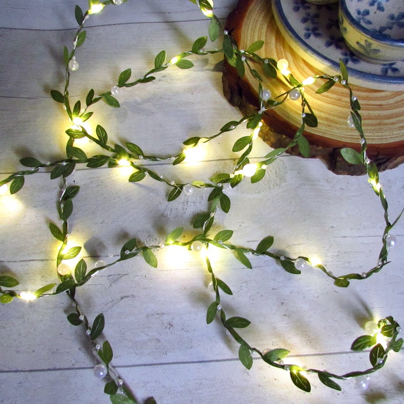 Pearl & leaf fairy lights. Vine leaves greenery garland. Battery string lights. Boho wedding home decor. Bedroom Dining table party lighting Bild 2