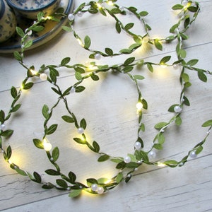 Pearl & leaf fairy lights. Vine leaves greenery garland. Battery string lights. Boho wedding home decor. Bedroom Dining table party lighting Bild 1