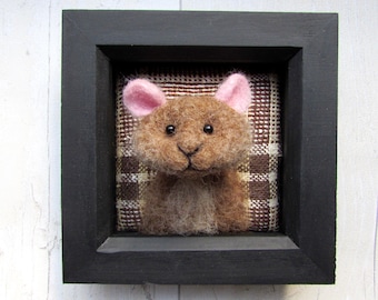 Framed felt mouse with detachable Brooch head. Animal jewellery. Framed mice wall art. Woodland decor. unique gift. British wildlife art