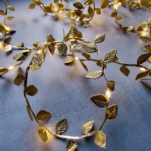 Gold Lichterkette. Metallische Blätter-Lichterkette. Landhaus Dekor. Rustikaler Sommer, gotischer Hochzeitstischdekor, Feiertags-Gastgebend, Gastgeschenke