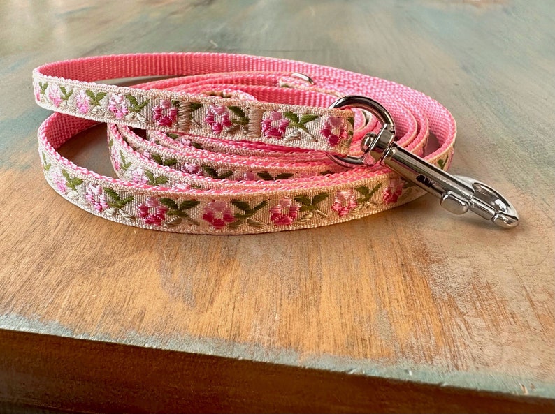 Collier pour chien tasse à thé pivoine rose Laisse ou harnais pour chien pour chiens de moins de dix livres Collier fleur pour chienne Harnais floral image 4