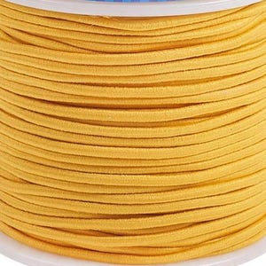 Può includere: Una bobina di cordino elastico giallo brillante avvolto strettamente in molteplici strati orizzontali attorno a un cilindro di plastica bianca. Il cordino presenta una consistenza liscia e opaca con uno spessore uniforme sulla bobina.