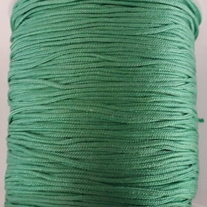 Può includere: Un rotolo di cordoncino cerato verde, perfetto per la creazione di gioielli, macramè o artigianato.